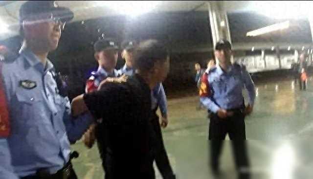 醉酒霸座还咬伤乘警