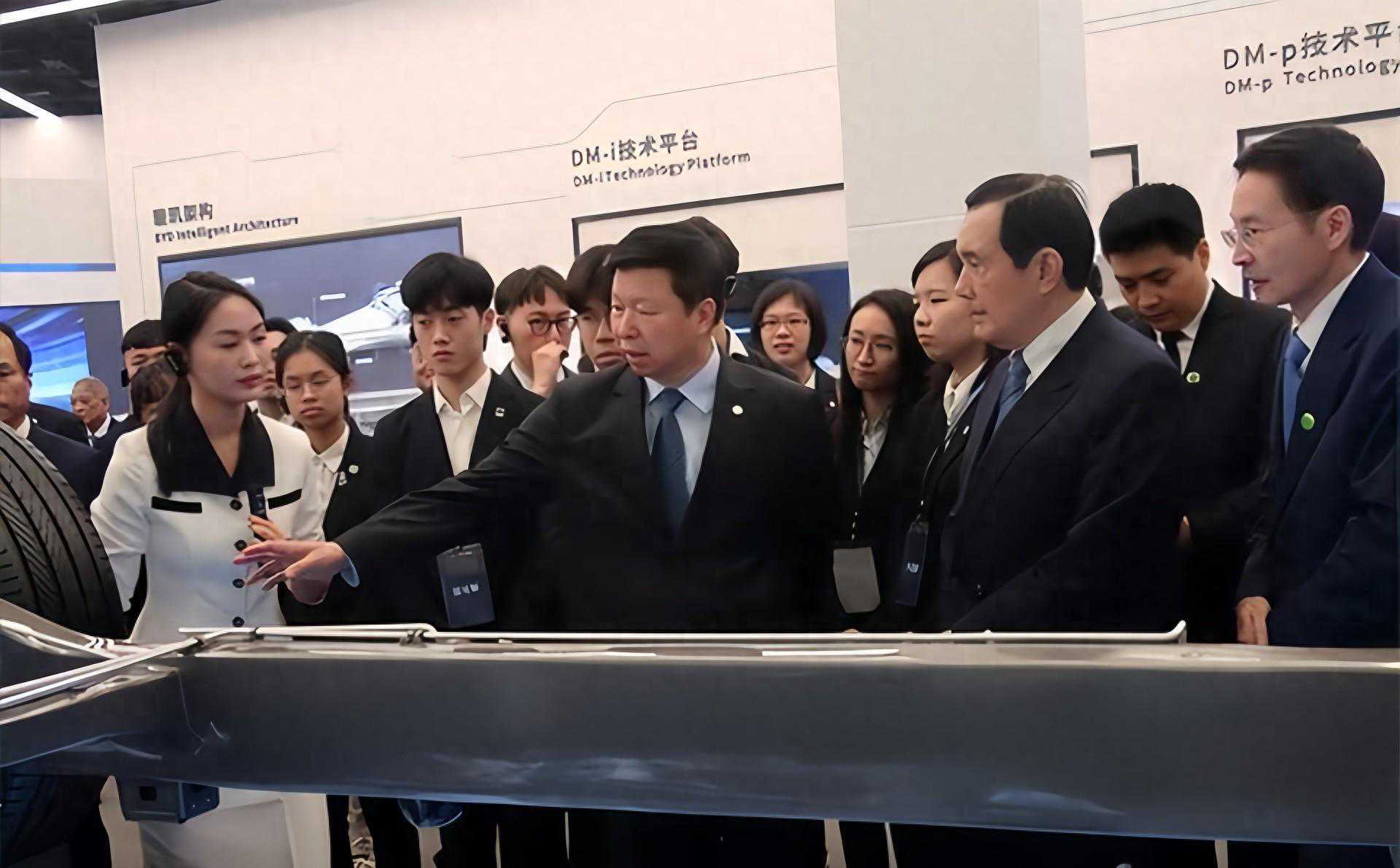 马英九与台湾青年的比亚迪之旅：探索电动车制造的新视角