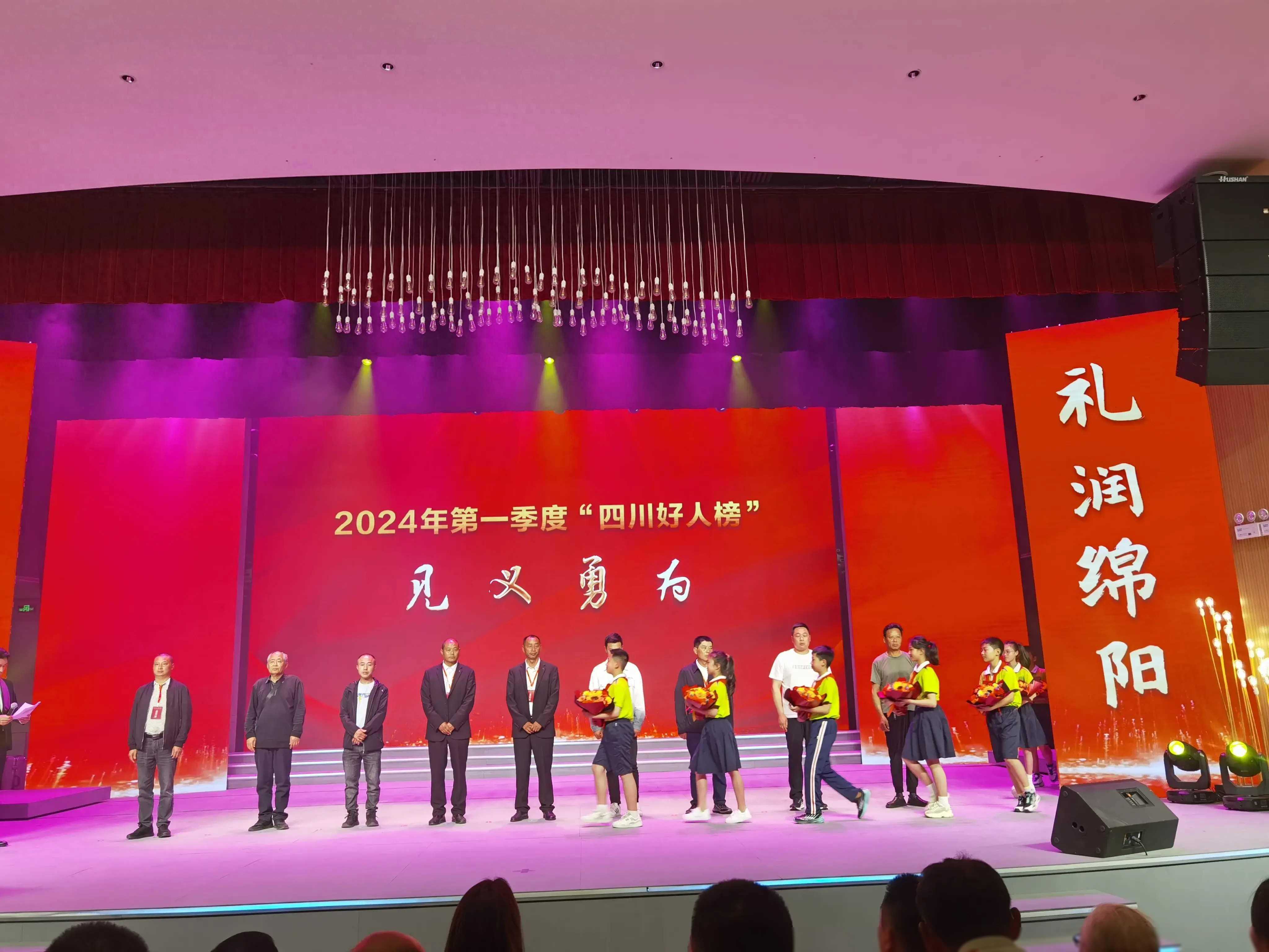 不畏严寒下水连救三人 平凡义举彰显大爱无疆