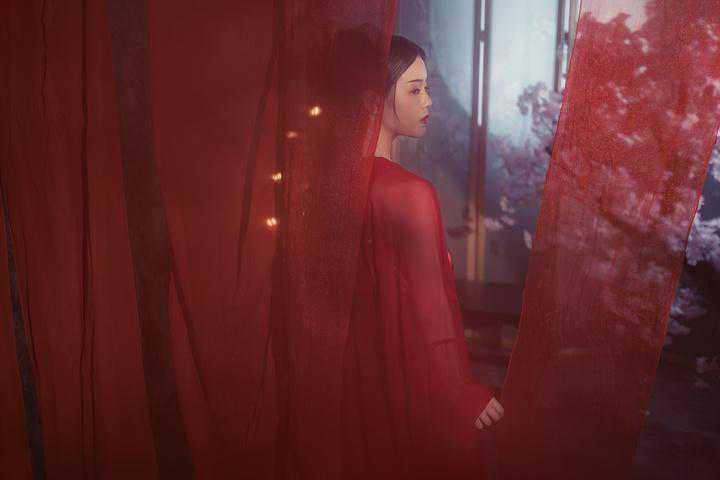 超美古风摄影，昏暗的烛灯光影写满红衣美人的情绪