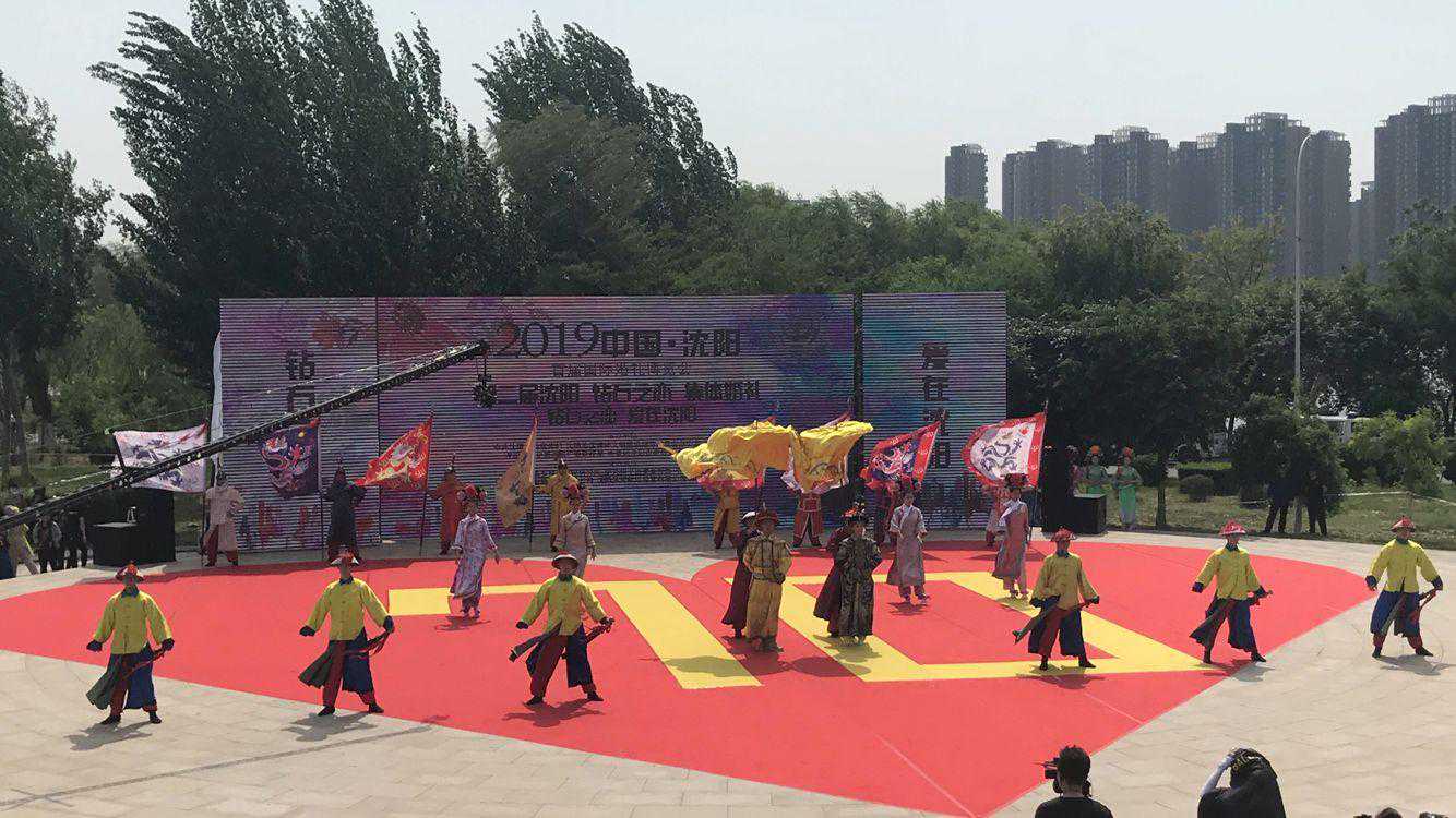 第二届沈阳“钻石之恋”集体婚礼在盛京大剧院太阳广场举行