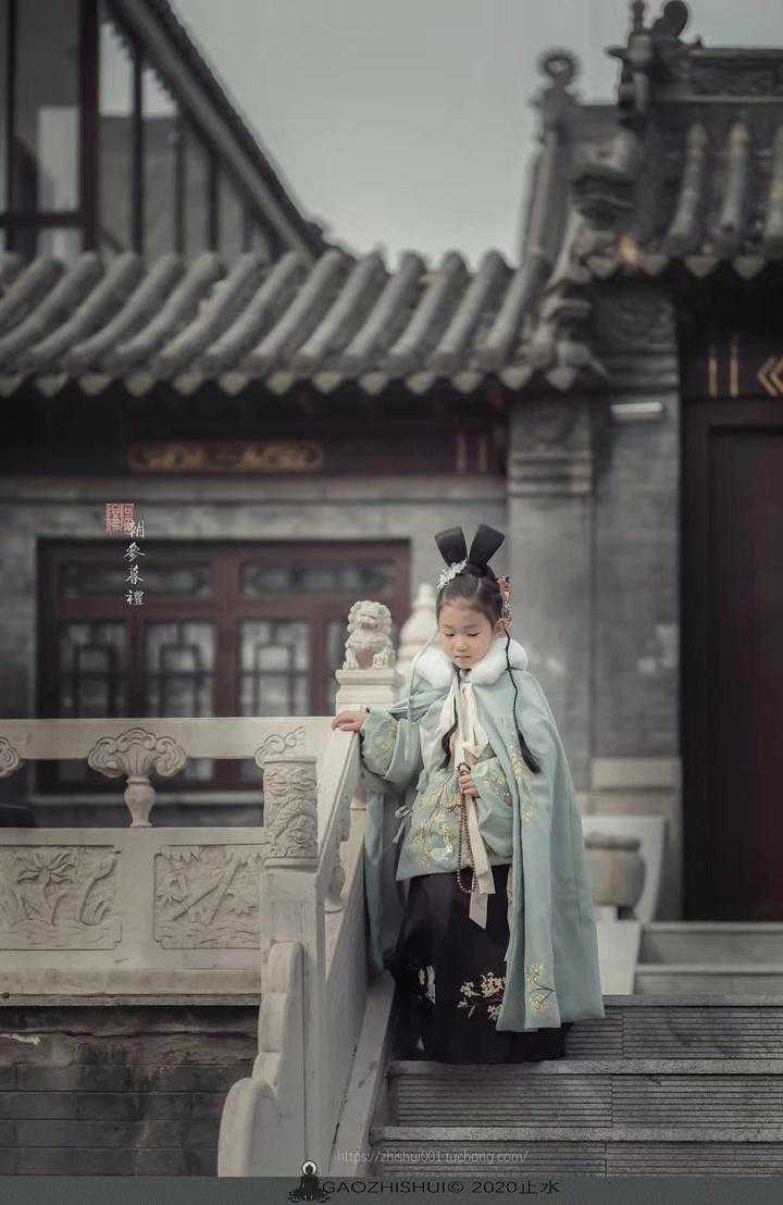 7岁小姑娘的古装照，摄影师爸爸拍下女儿的《朝参暮礼》