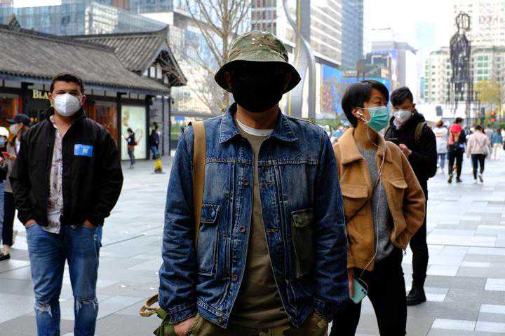 疫情下的成都春熙路，小姐姐不忘穿着漂亮，情侣隔着口罩接吻