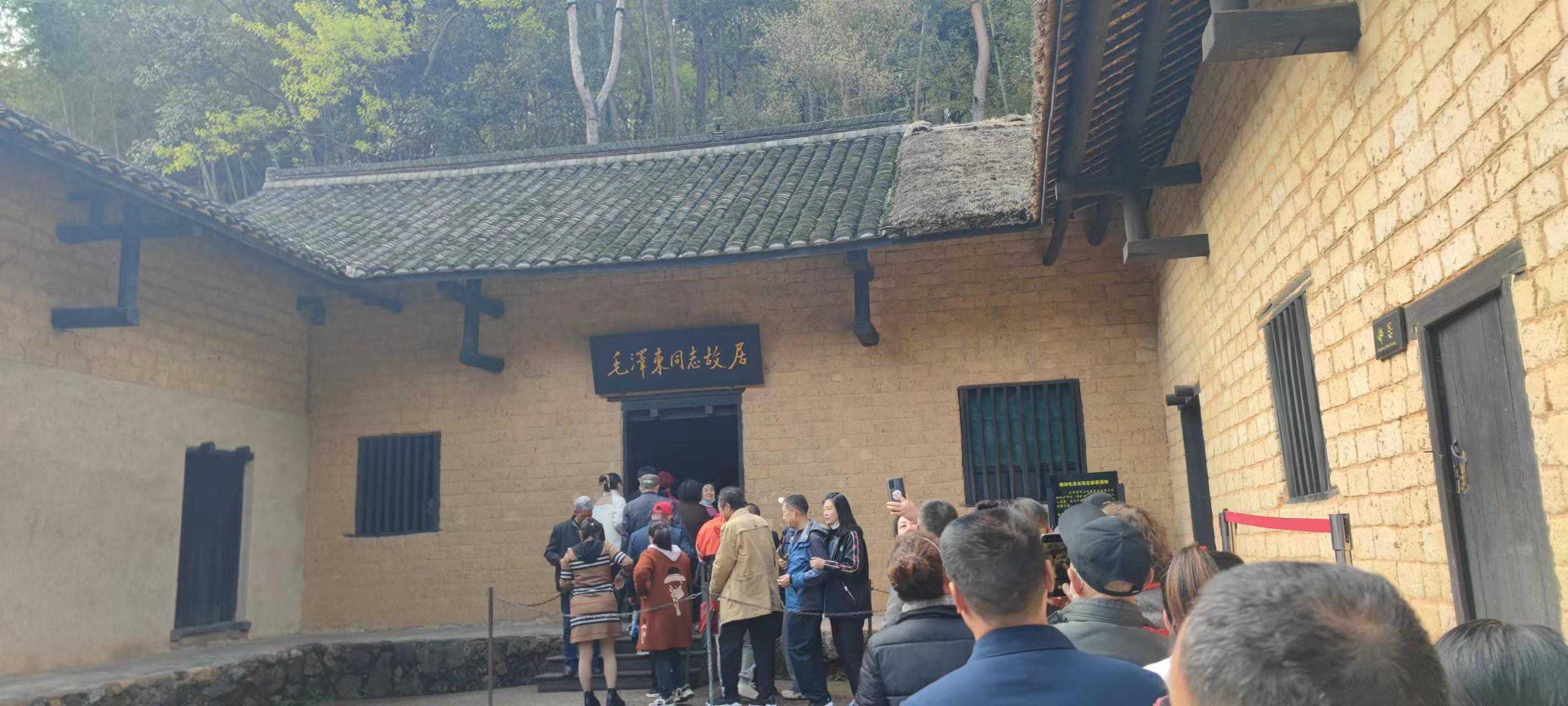 此人地位不高，去世后没通知毛主席，主席很生气，亲自去坟前哀悼