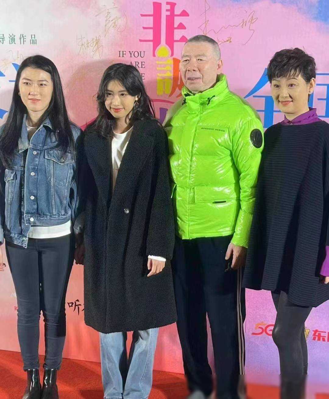 徐帆与养女同框拍写真，母女穿亲子装温馨治愈，养女嘴型像冯小刚