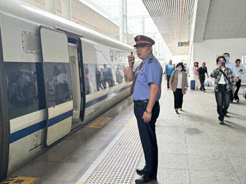三亚站客运值班站长刘声远：用心用情服务旅客 打造“有温度”的三亚站