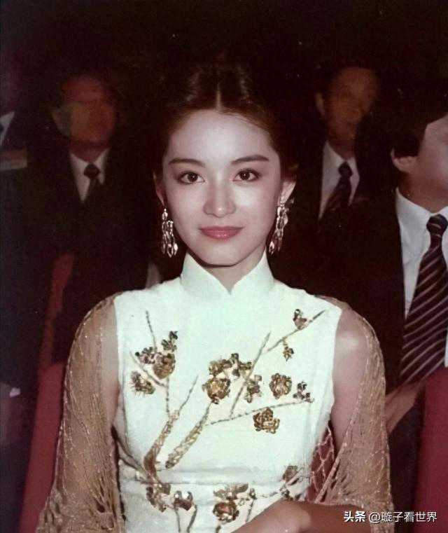40岁的林青霞，500万的香奈儿高定婚纱，像鲸鱼身上的藤壶啊
